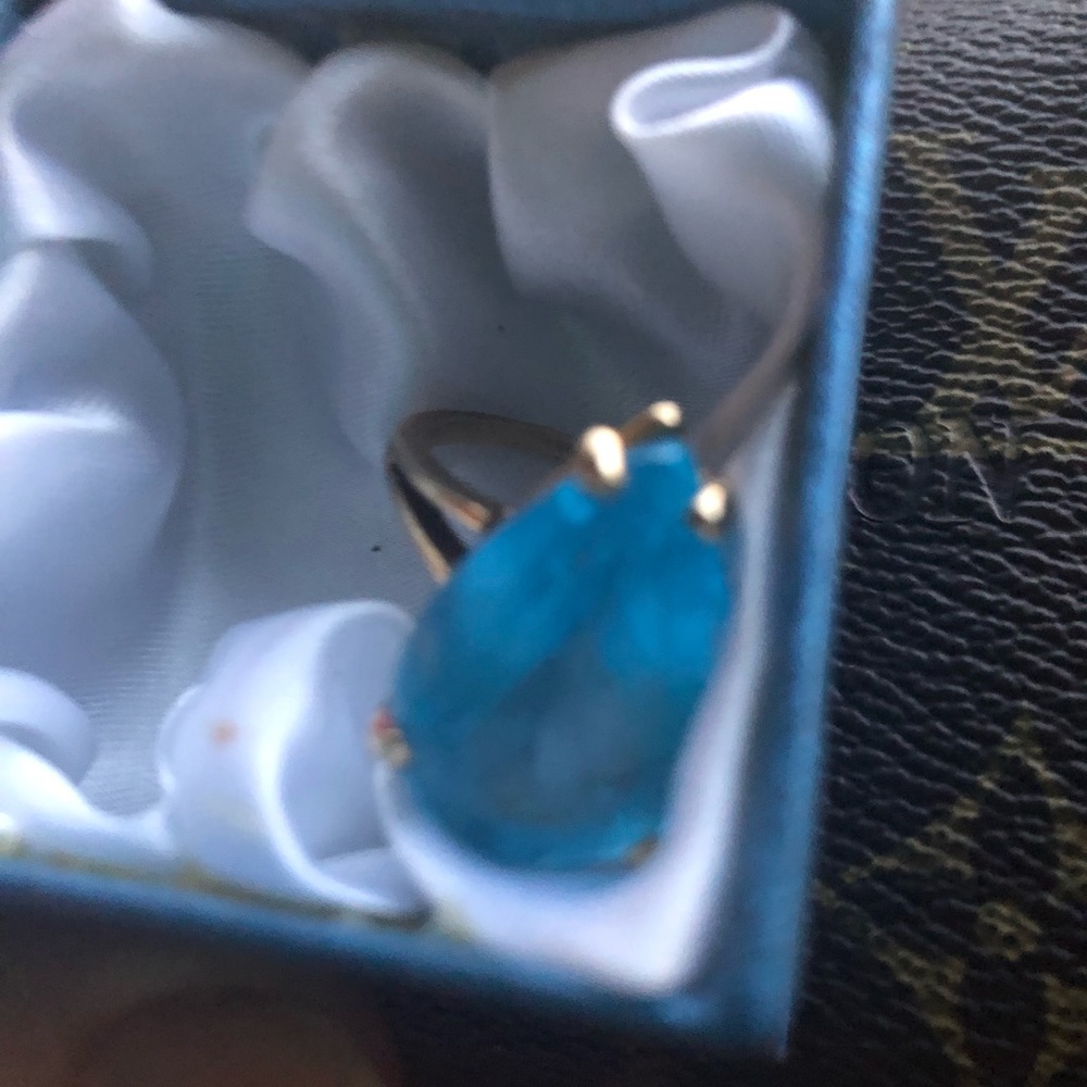 6 k Topaz ring,gold on gold